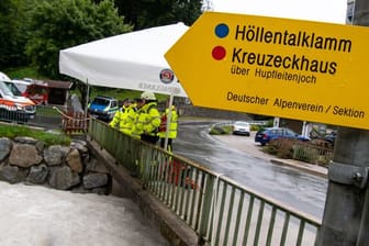 Feuerwehrleute stehen in Grainau nach einer Flutwelle in der Höllentalklamm bereit, um Opfer aus dem Fluss Hammersbach zu bergen.