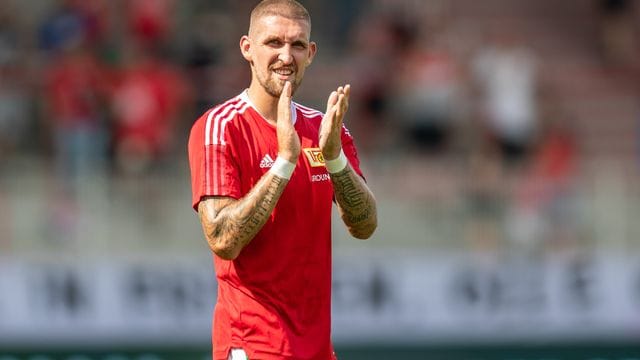 Robert Andrich bedankt sich bei den Union-Fans. Robert Andrich bedankt sich bei den Union-Fans.