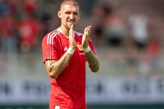 Robert Andrich bedankt sich bei den Union-Fans.