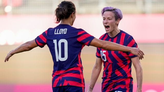 Carli Lloyd umarmt die US-Teamkollegin Megan Rapinoe.