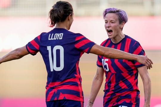 Carli Lloyd umarmt die US-Teamkollegin Megan Rapinoe.