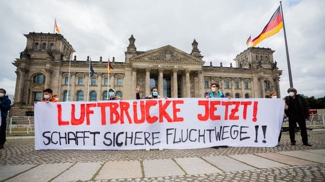 Demonstration für eine Luftbrücke aus Afghanistan vor dem Reichstagsgebäude in Berlin. Demonstration für eine Luftbrücke aus Afghanistan vor dem Reichstagsgebäude in Berlin.