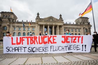 Demonstration für eine Luftbrücke aus Afghanistan vor dem Reichstagsgebäude in Berlin.
