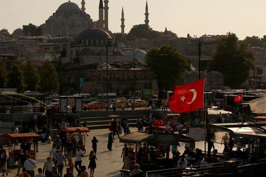 Menschen gehen in Istanbul spazieren.