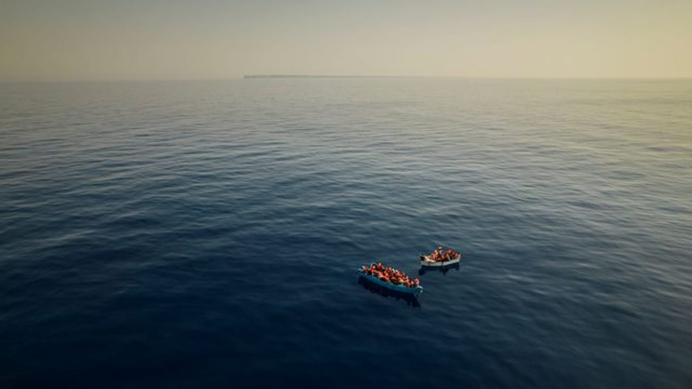 Eine Gruppe mutmaßlicher Migranten aus Tunesien treibt auf zwei Booten im Mittelmeer vor der Insel Lampedusa (Archivbild).