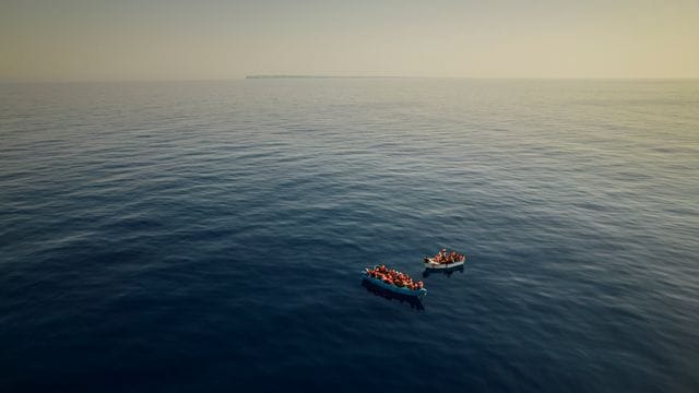 Eine Gruppe mutmaßlicher Migranten aus Tunesien treibt auf zwei Booten im Mittelmeer vor der Insel Lampedusa (Archivbild). Eine Gruppe mutmaßlicher Migranten aus Tunesien treibt auf zwei Booten im Mittelmeer vor der Insel Lampedusa (Archivbild).