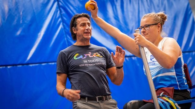 Christian Schenk beim Kugelstoßtraining mit Hanna Wichmann.