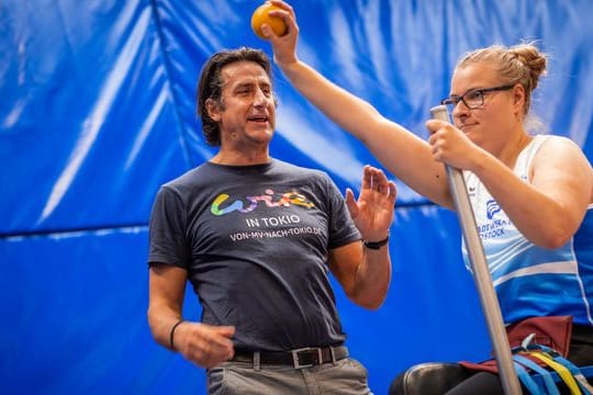 Christian Schenk beim Kugelstoßtraining mit Hanna Wichmann.