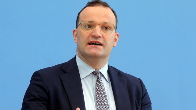 Jens Spahn betont, dass es Impfstoff für jede Altersgruppe ab 12 Jahren gebe. Jens Spahn betont, dass es Impfstoff für jede Altersgruppe ab 12 Jahren gebe.