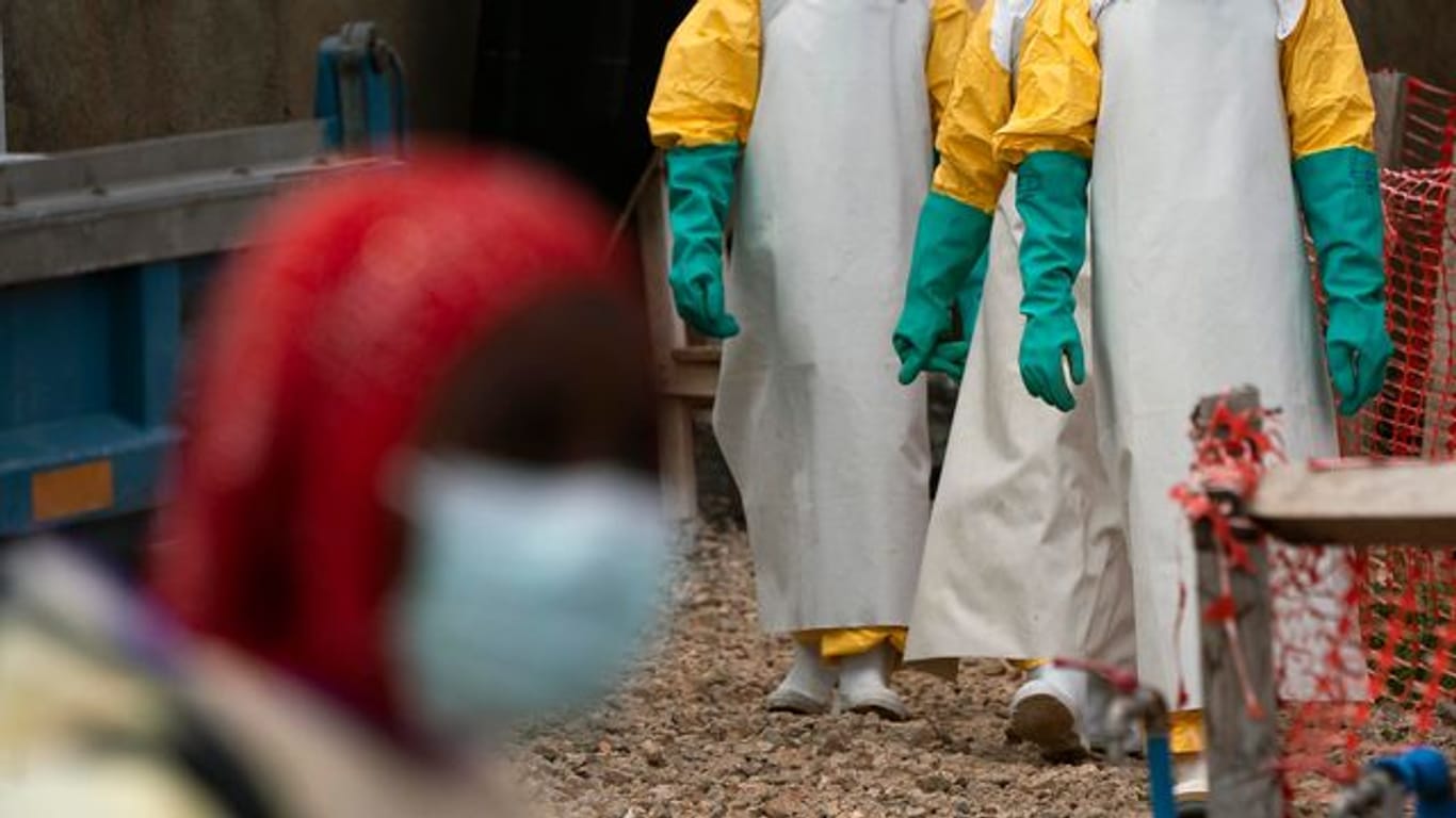 Helfer in spezieller Schutzkleidung in einem Ebola-Behandlungszentrum in der Demokratischen Republik Kongo (Archivbild).