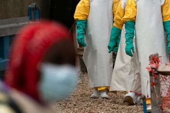 Helfer in spezieller Schutzkleidung in einem Ebola-Behandlungszentrum in der Demokratischen Republik Kongo (Archivbild).