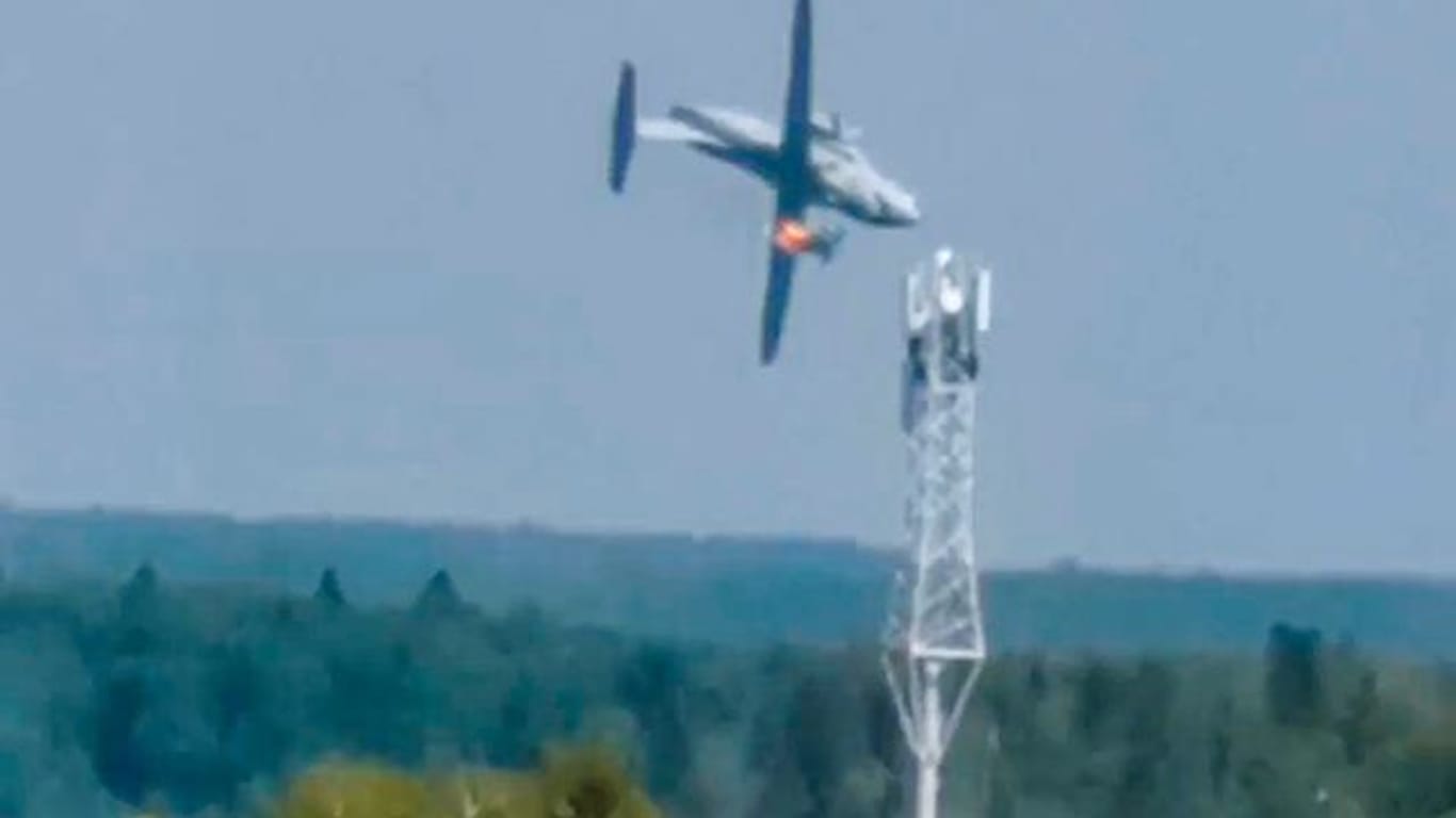 Das Videostandbild zeigt den Absturz in der Nähe des Flugplatzes Kubinka, etwa 45 Kilometer westlich von Moskau.