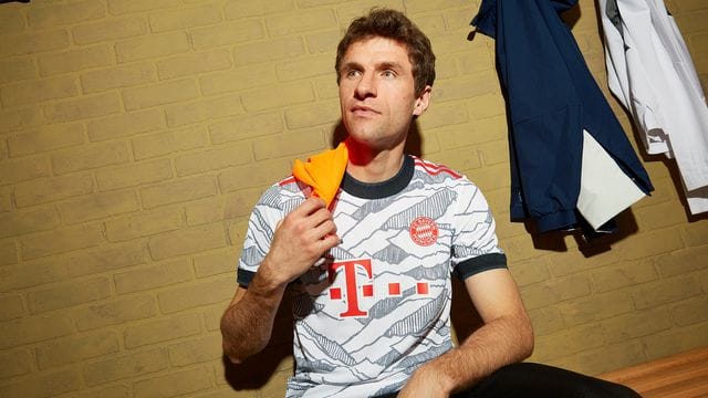 Die Aufnahme zeigt Thomas Müller im neuen Champions-League-Trikot des Vereins.