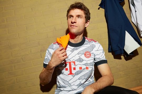 Die Aufnahme zeigt Thomas Müller im neuen Champions-League-Trikot des Vereins.