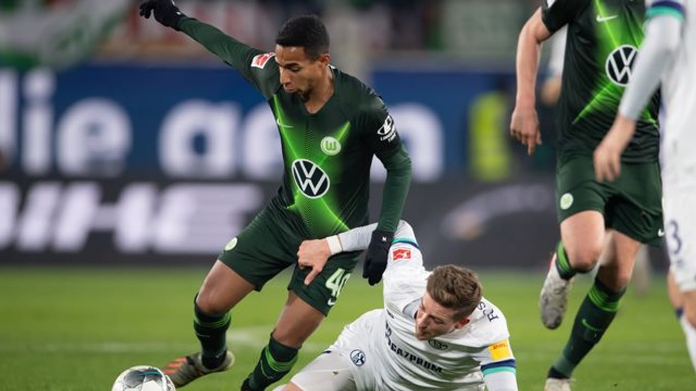 Wolfsburgs Joao Victor (l) spielt gegen Schalkes Bastian Oczipka.