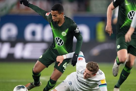 Wolfsburgs Joao Victor (l) spielt gegen Schalkes Bastian Oczipka.