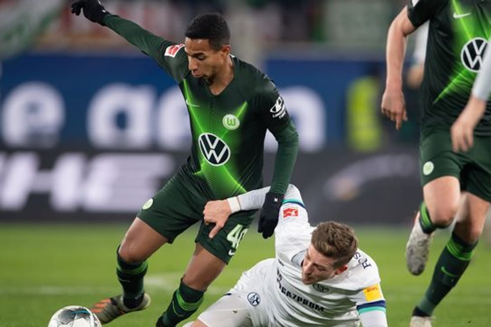 Wolfsburgs Joao Victor (l) spielt gegen Schalkes Bastian Oczipka.