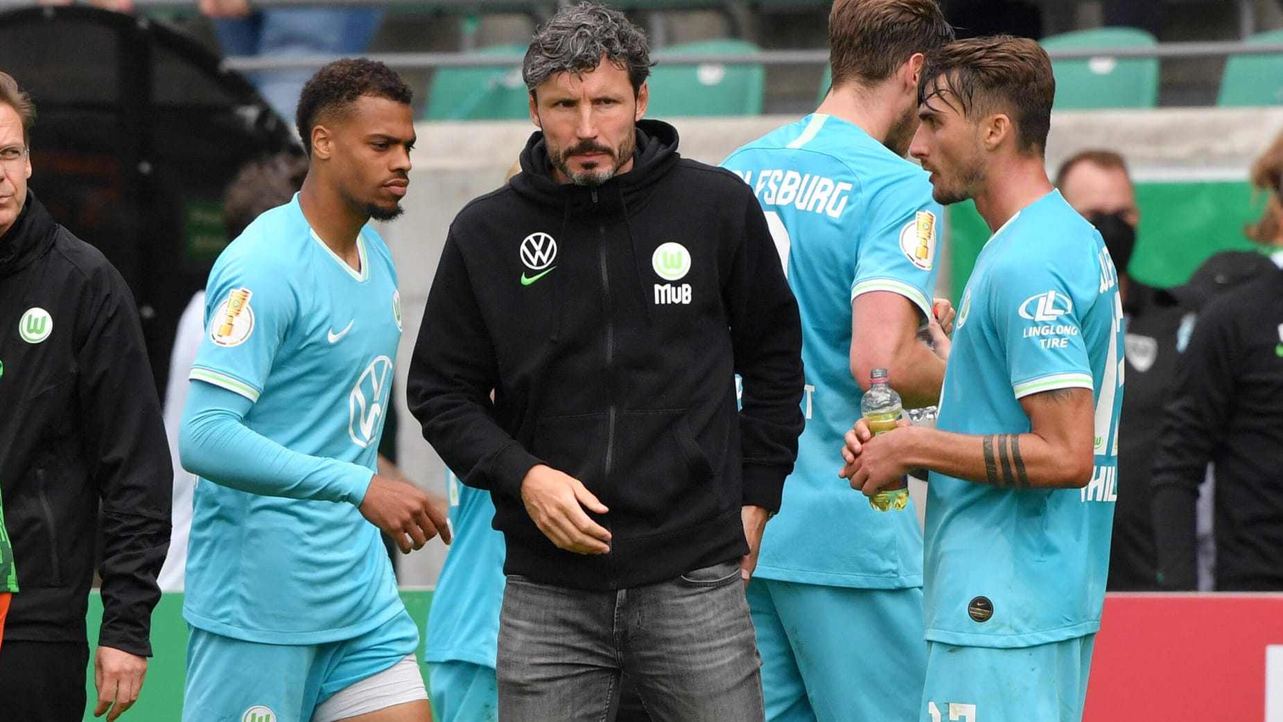 Wolfsburg-Trainer van Bommel (M.) während der Pokal-Partie in Münster. Die Niedersachsen reagieren nun auf das Aus.