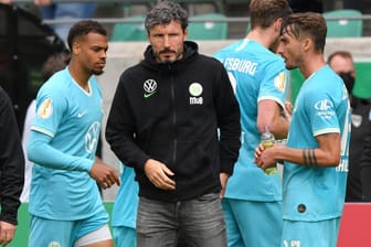 Wolfsburg-Trainer van Bommel (M.) während der Pokal-Partie in Münster. Die Niedersachsen reagieren nun auf das Aus.