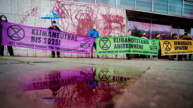 Klima-Protest mit Kunstblut vor der CDU-Parteizentrale in Berlin. Klima-Protest mit Kunstblut vor der CDU-Parteizentrale in Berlin.