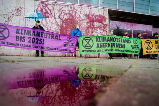 Klima-Protest mit Kunstblut vor der CDU-Parteizentrale in Berlin.
