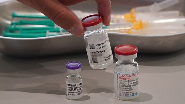 Corona-Impfstoff der Hersteller Biontech/Pfizer, Astrazeneca und Moderna in einem Impfzentrum. Corona-Impfstoff der Hersteller Biontech/Pfizer, Astrazeneca und Moderna in einem Impfzentrum.