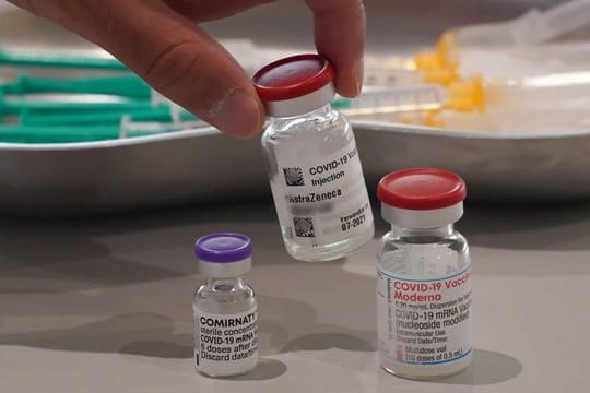 Corona-Impfstoff der Hersteller Biontech/Pfizer, Astrazeneca und Moderna in einem Impfzentrum.