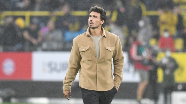 Der derzeit angeschlagene Dortmunder Abwehrspieler Mats Hummels vor dem Supercup im Stadion. Der derzeit angeschlagene Dortmunder Abwehrspieler Mats Hummels vor dem Supercup im Stadion.