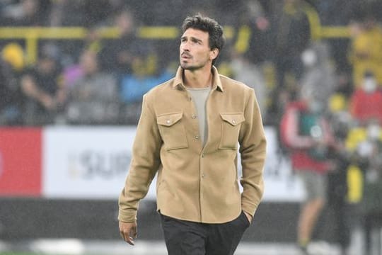 Der derzeit angeschlagene Dortmunder Abwehrspieler Mats Hummels vor dem Supercup im Stadion.