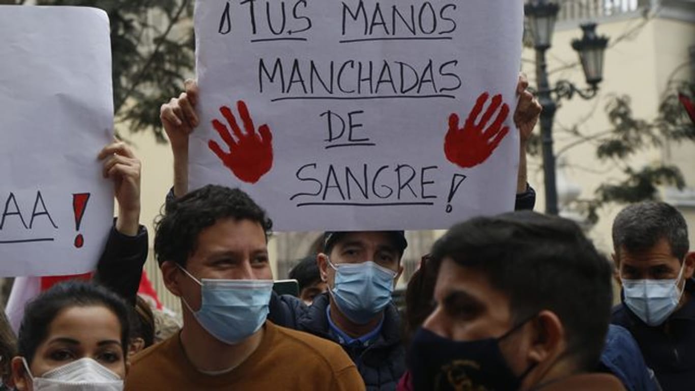 Demonstranten fordern den Rücktritt von Außenminister Bejar nach seinen Aussagen über den Zusammenhang zwischen der peruanischen Marine und dem "Terror" im Land zwischen 1980 und 2000.