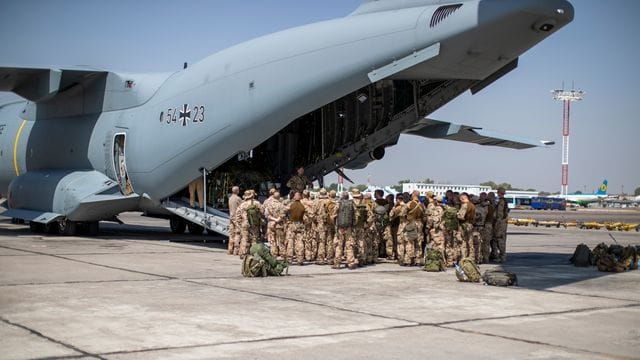 Deutsche Fallschirmjäger steigen auf dem Flughafen in Taschkent in einen Airbus A400M. Deutsche Fallschirmjäger steigen auf dem Flughafen in Taschkent in einen Airbus A400M.