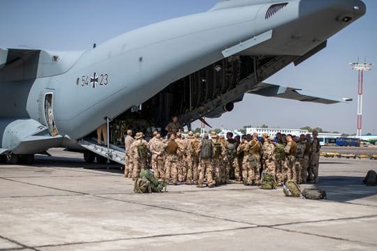 Deutsche Fallschirmjäger steigen auf dem Flughafen in Taschkent in einen Airbus A400M.