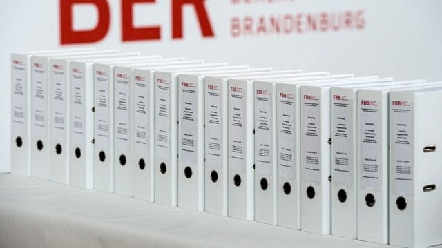 Aktenordner stehen auf einem Pressetermin im Terminalgebäude des Hauptstadflughafens Berlin Brandenburg Willy Brandt (BER).