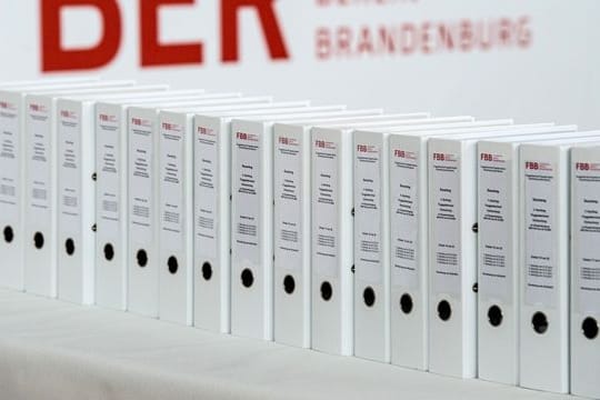 Aktenordner stehen auf einem Pressetermin im Terminalgebäude des Hauptstadflughafens Berlin Brandenburg Willy Brandt (BER).