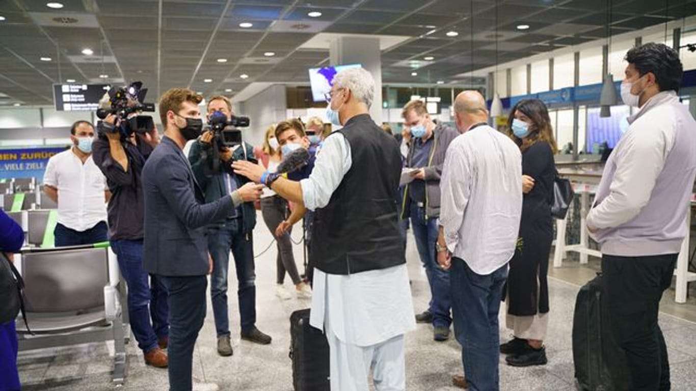 In Sicherheit gebrachte Menschen aus Afghanistan kommen auf dem Frankfurter Flughafen an.