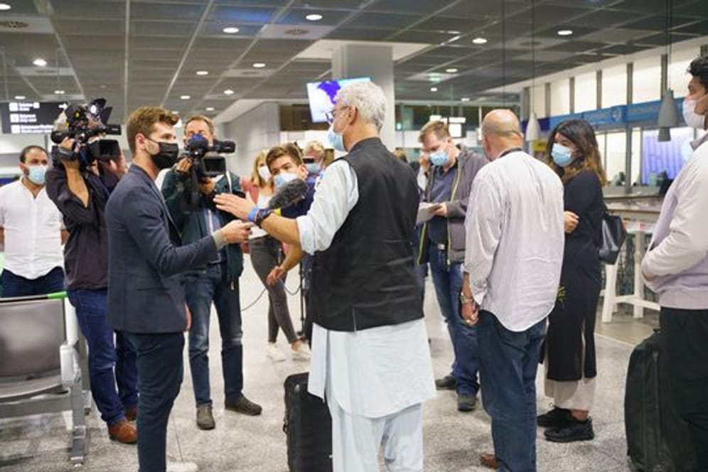 In Sicherheit gebrachte Menschen aus Afghanistan kommen auf dem Frankfurter Flughafen an.