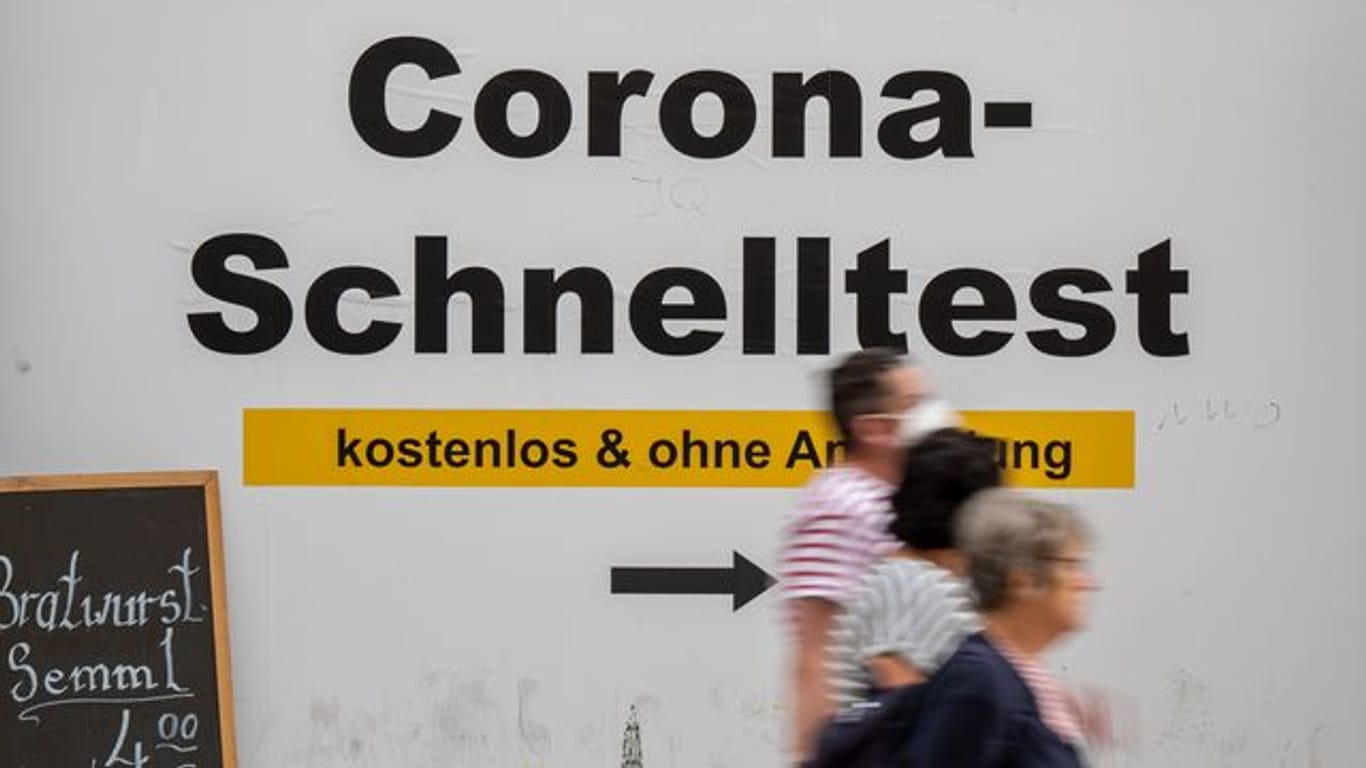 Ein Schild weist am Münchner Rathaus den Weg zu einem Testcenter.