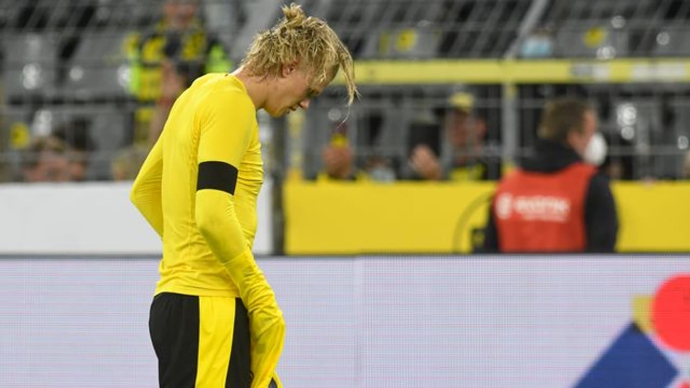 BVB-Stürmer Erling Haaland verlässt nach der Supercup-Niederlage enttäuscht den Platz.