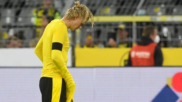 BVB-Stürmer Erling Haaland verlässt nach der Supercup-Niederlage enttäuscht den Platz. BVB-Stürmer Erling Haaland verlässt nach der Supercup-Niederlage enttäuscht den Platz.