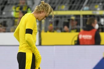 BVB-Stürmer Erling Haaland verlässt nach der Supercup-Niederlage enttäuscht den Platz.