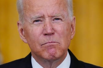 Mit dem chaotischen Abzug aus Afghanistan erinnert Joe Biden einige an seinen ungeliebten Vorgänger.