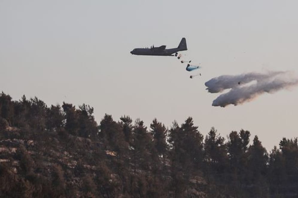 Eine Lockheed C-130 Hercules wirft Löschmittel auf einen Waldbrand westlich von Jerusalem.