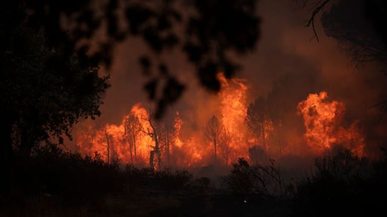 Tausende Anwohner und Touristen mussten vor den Bränden in Südfrankreich fliehen.