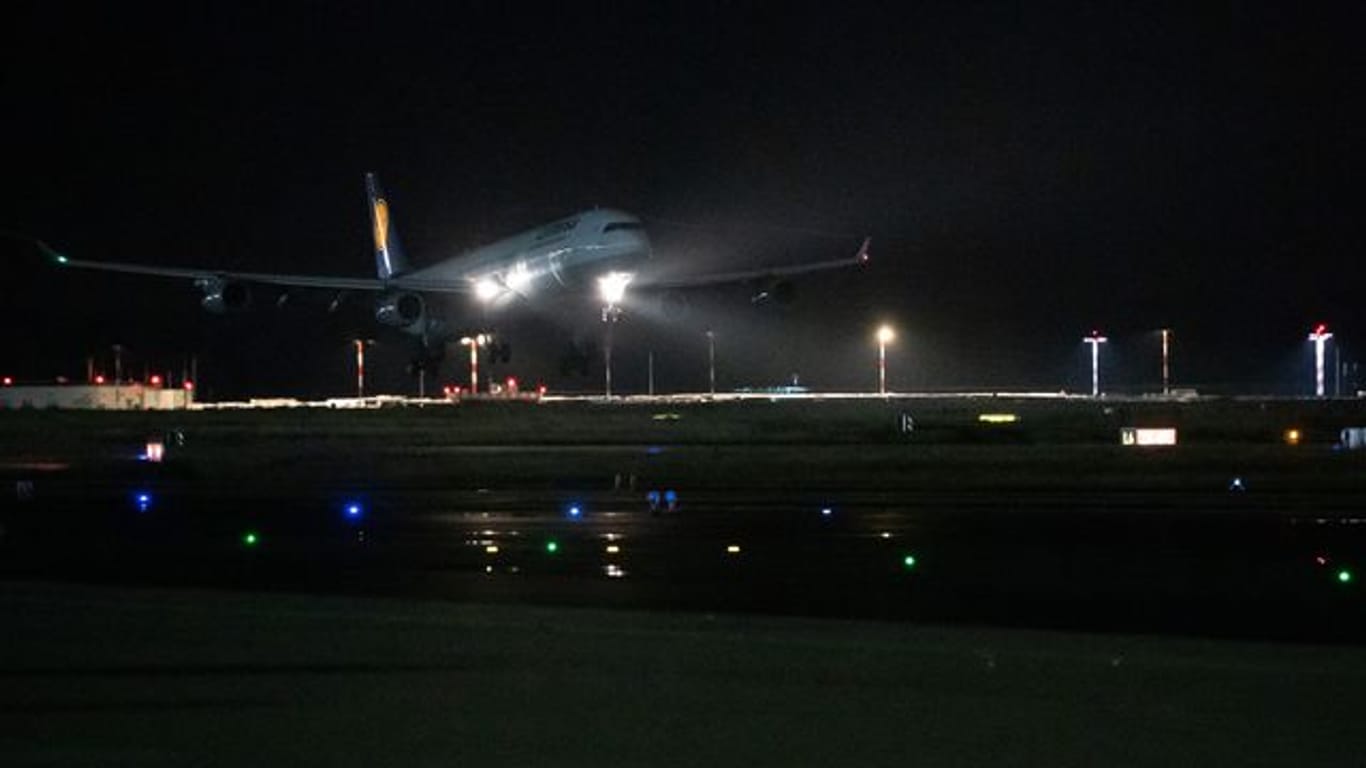 Ein Flugzeug der Lufthansa landet am Flughafen Frankfurt.