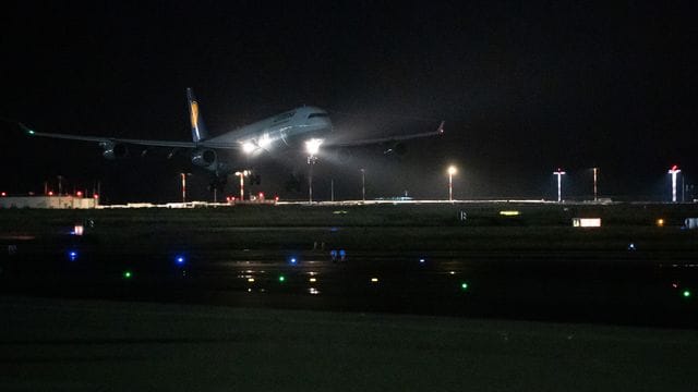 Ein Flugzeug der Lufthansa landet am Flughafen Frankfurt. Ein Flugzeug der Lufthansa landet am Flughafen Frankfurt.