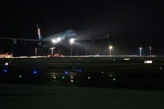 Ein Flugzeug der Lufthansa landet am Flughafen Frankfurt.