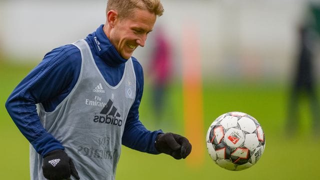 Die Kieler haben den ehemaligen Nationalspieler Lewis Holtby verpflichtet.