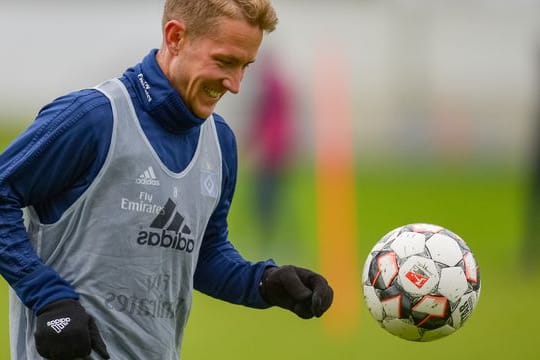 Die Kieler haben den ehemaligen Nationalspieler Lewis Holtby verpflichtet.