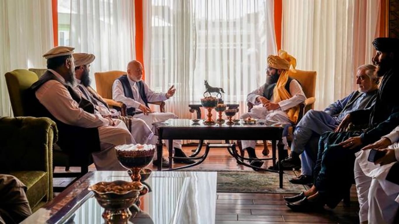 Auf diesem von den Taliban veröffentlichten Foto treffen sich Hamid Karsai (M,l-r), ehemaliger Präsident von Afghanistan, Anas Hakkani, hochrangiger Führer der Hakkani-Gruppe, Abdullah Abdullah, Vorsitzender des Nationalen Rats für Versöhnung, sowie weitere Mitglieder der Taliban-Delegation.