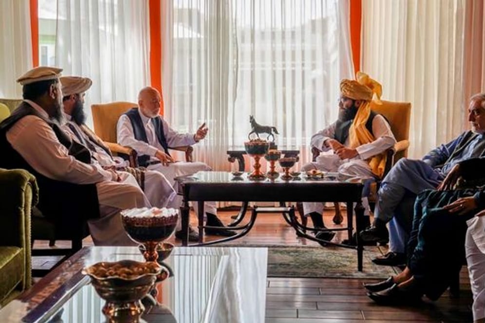 Auf diesem von den Taliban veröffentlichten Foto treffen sich Hamid Karsai (M,l-r), ehemaliger Präsident von Afghanistan, Anas Hakkani, hochrangiger Führer der Hakkani-Gruppe, Abdullah Abdullah, Vorsitzender des Nationalen Rats für Versöhnung, sowie weitere Mitglieder der Taliban-Delegation.